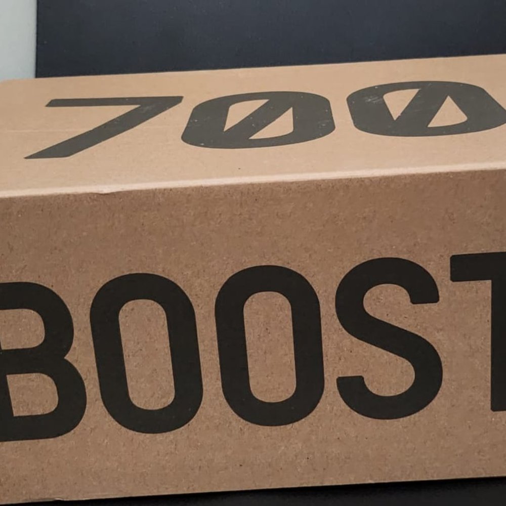 YZY 700 MNVN